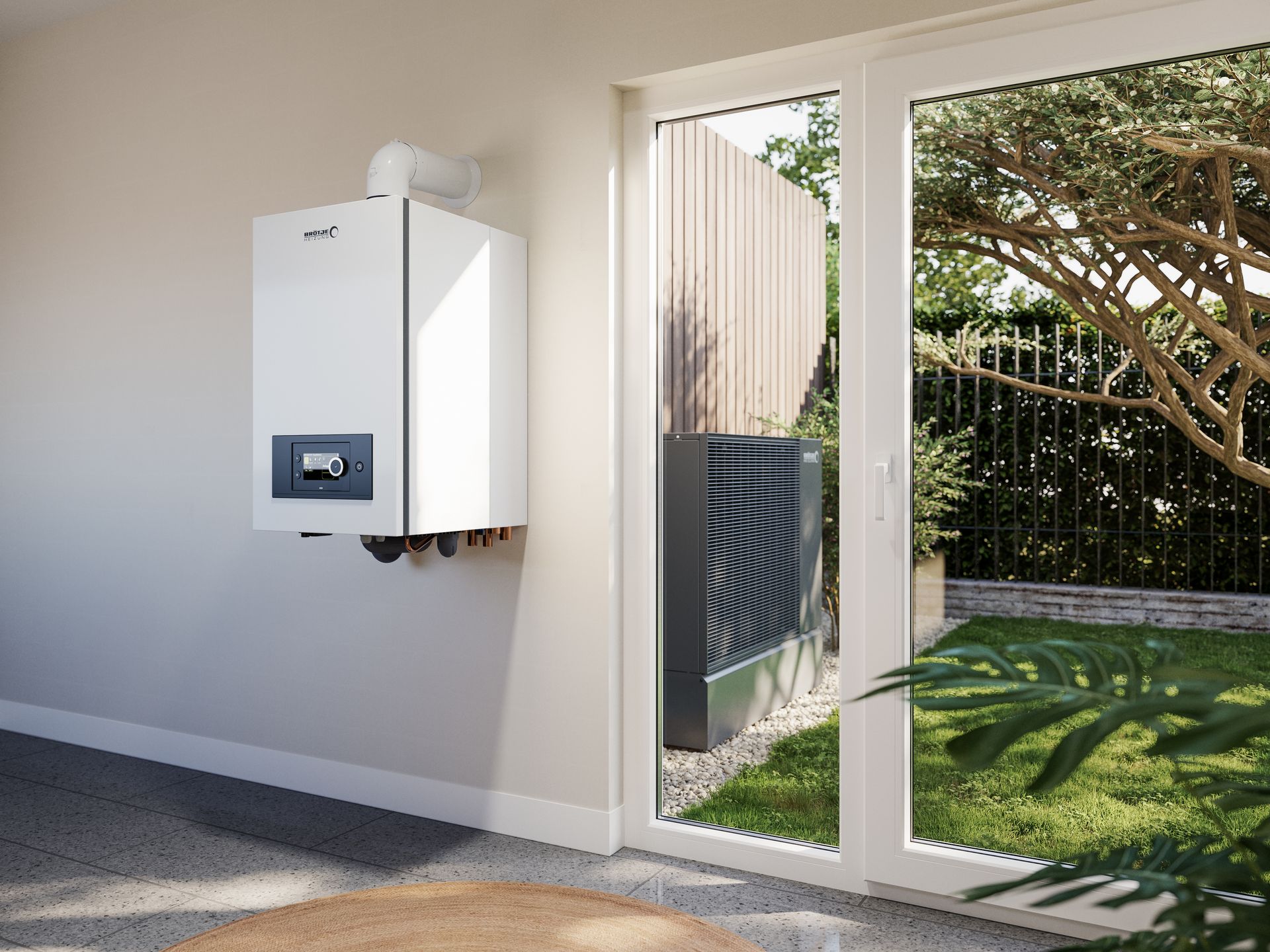 Eine Frau steht in einer Waschküche und hält eine Fernbedienung in der Hand.