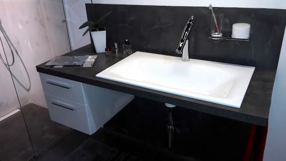 Ein Badezimmer mit Waschbecken und Dusche.