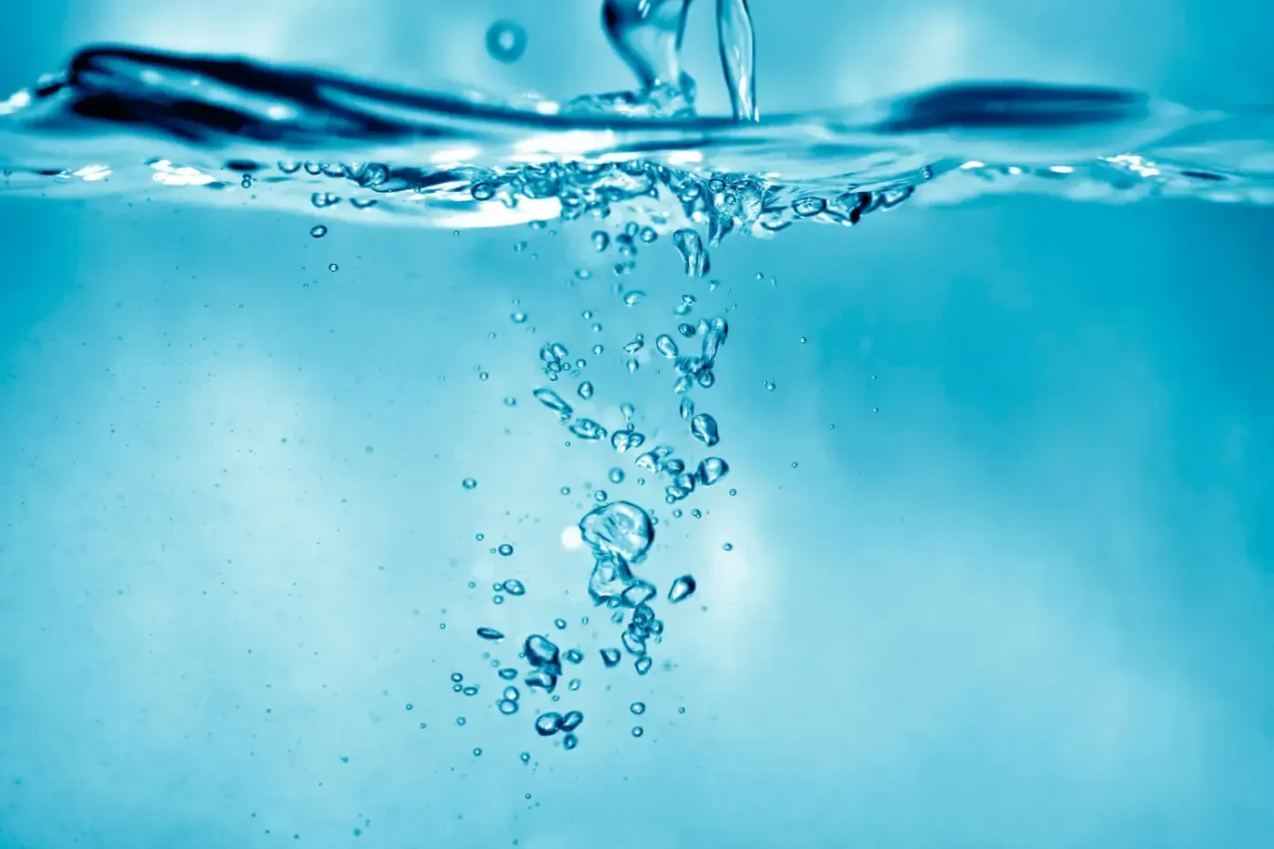Eine Nahaufnahme von Wasser, aus dem Blasen aufsteigen.