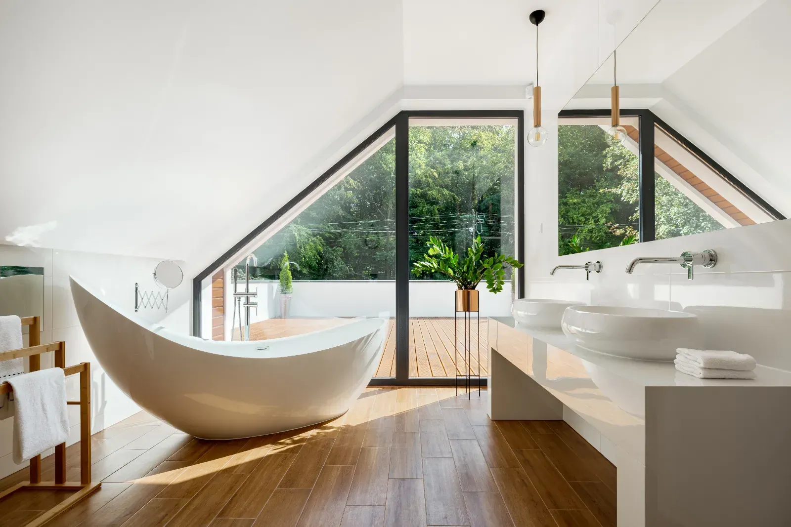 Ein Badezimmer mit Badewanne, Waschbecken und großem Fenster.