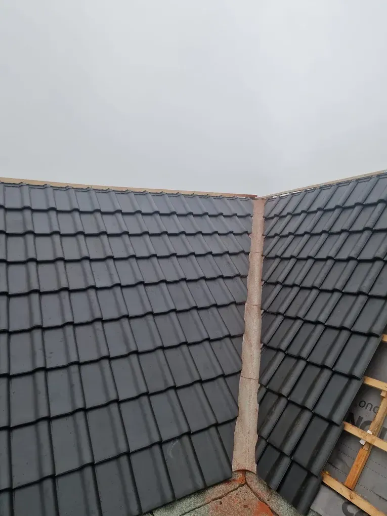 Ein Dach mit vielen Ziegeln darauf