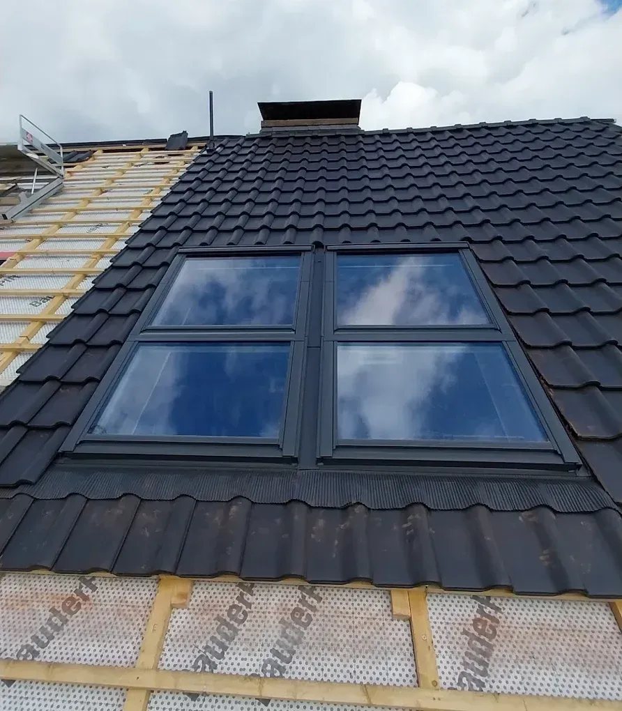 Ein Dach mit einem Oberlicht in der Mitte