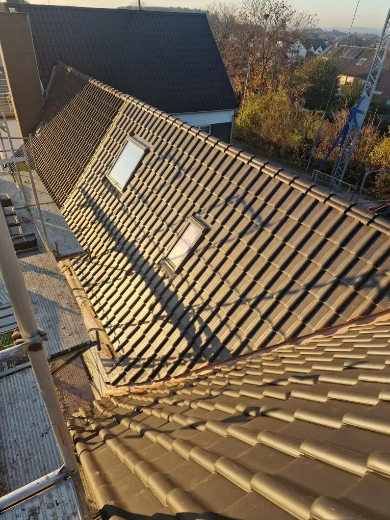 Das Dach eines Hauses wird gebaut und hat ein Oberlicht