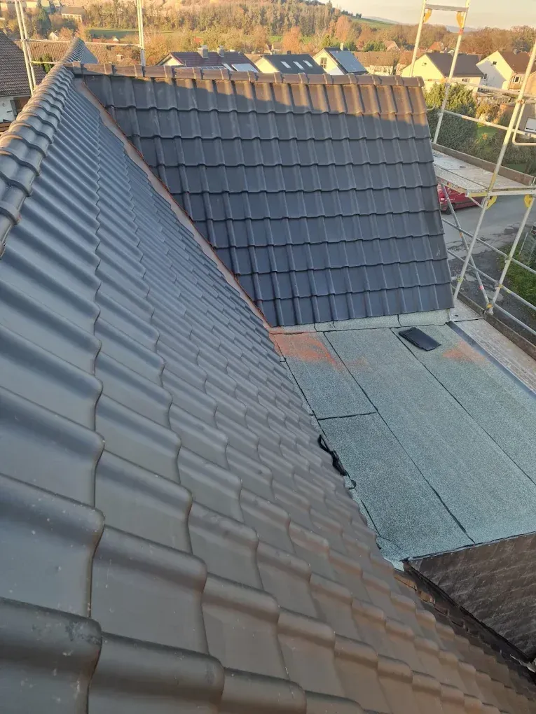 Ein Dach mit vielen Ziegeln ist im Bau