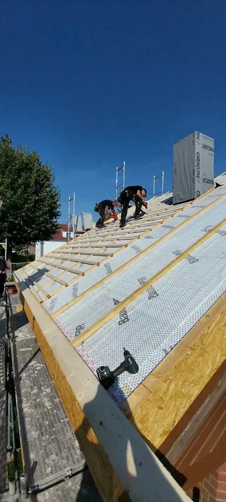 Eine Gruppe von Leuten arbeitet auf dem Dach eines Gebäudes