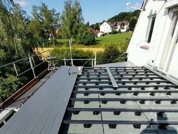 Auf dem Dach eines Hauses wird eine Terrasse gebaut