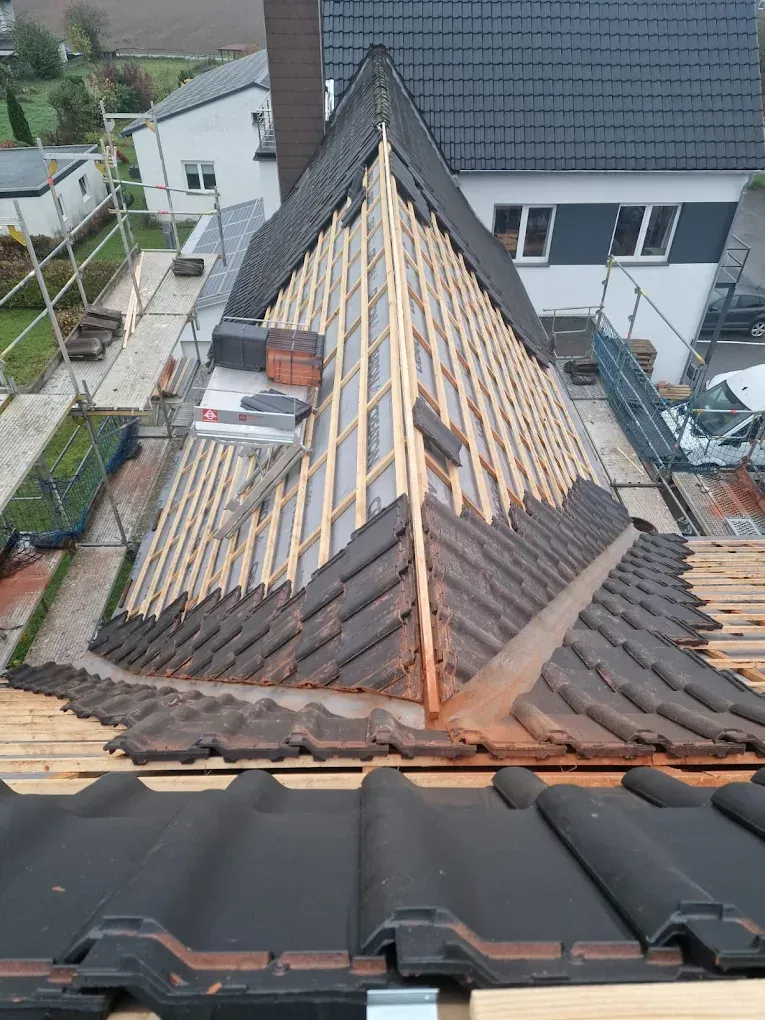 Eine Luftaufnahme eines im Bau befindlichen Daches mit Holzbalken
