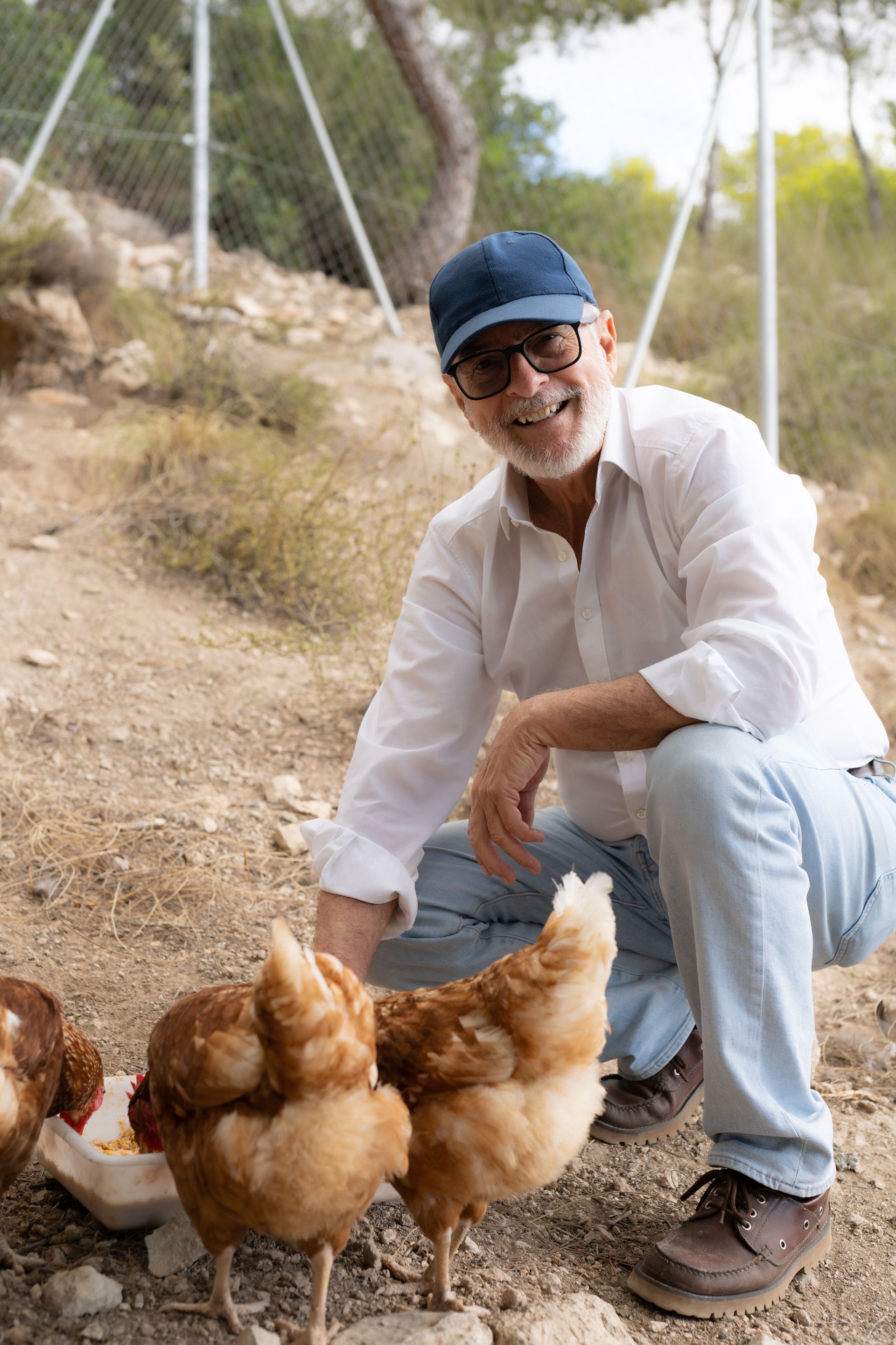 Homme avec des poules.
