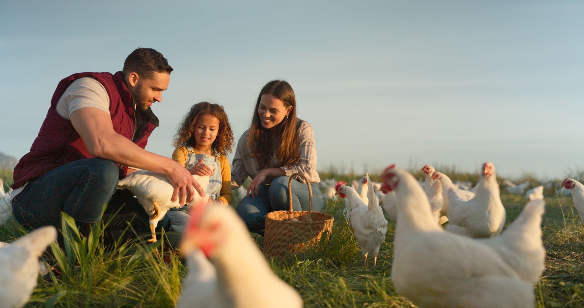 Homme montrant une poule à une famille.