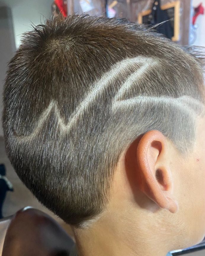coupe de cheveux garçon avec un dessin à la tondeuse
