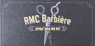 Une carte de visite pour rmc barbiere montre une paire de ciseaux