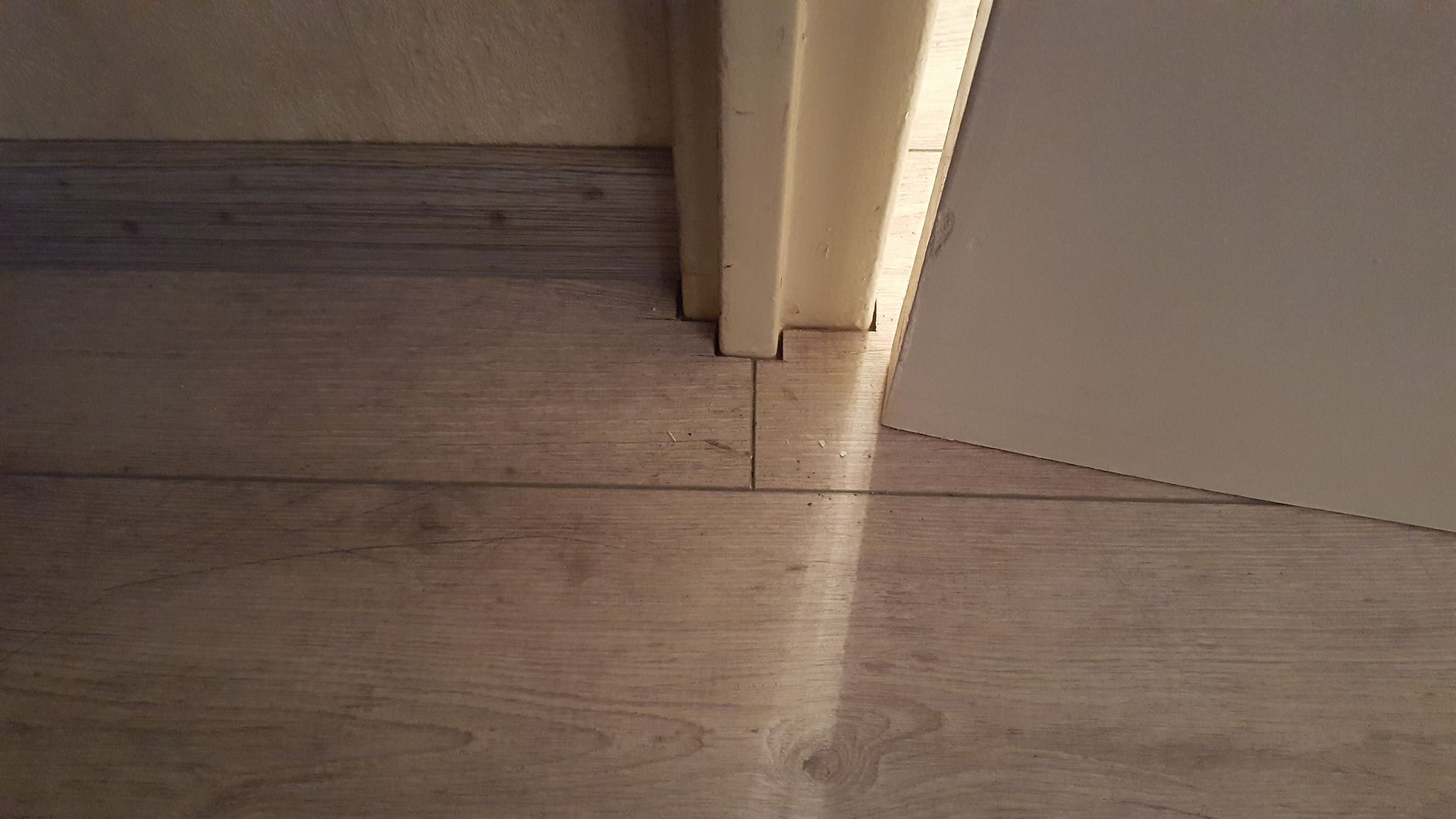 Finitions de parquet contre un chambranle de porte