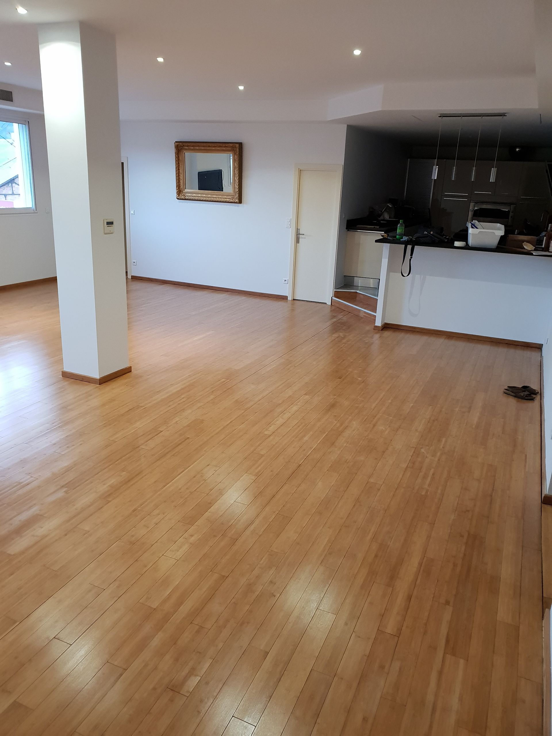 Parquet à l'anglaise rénové dans une cuisine