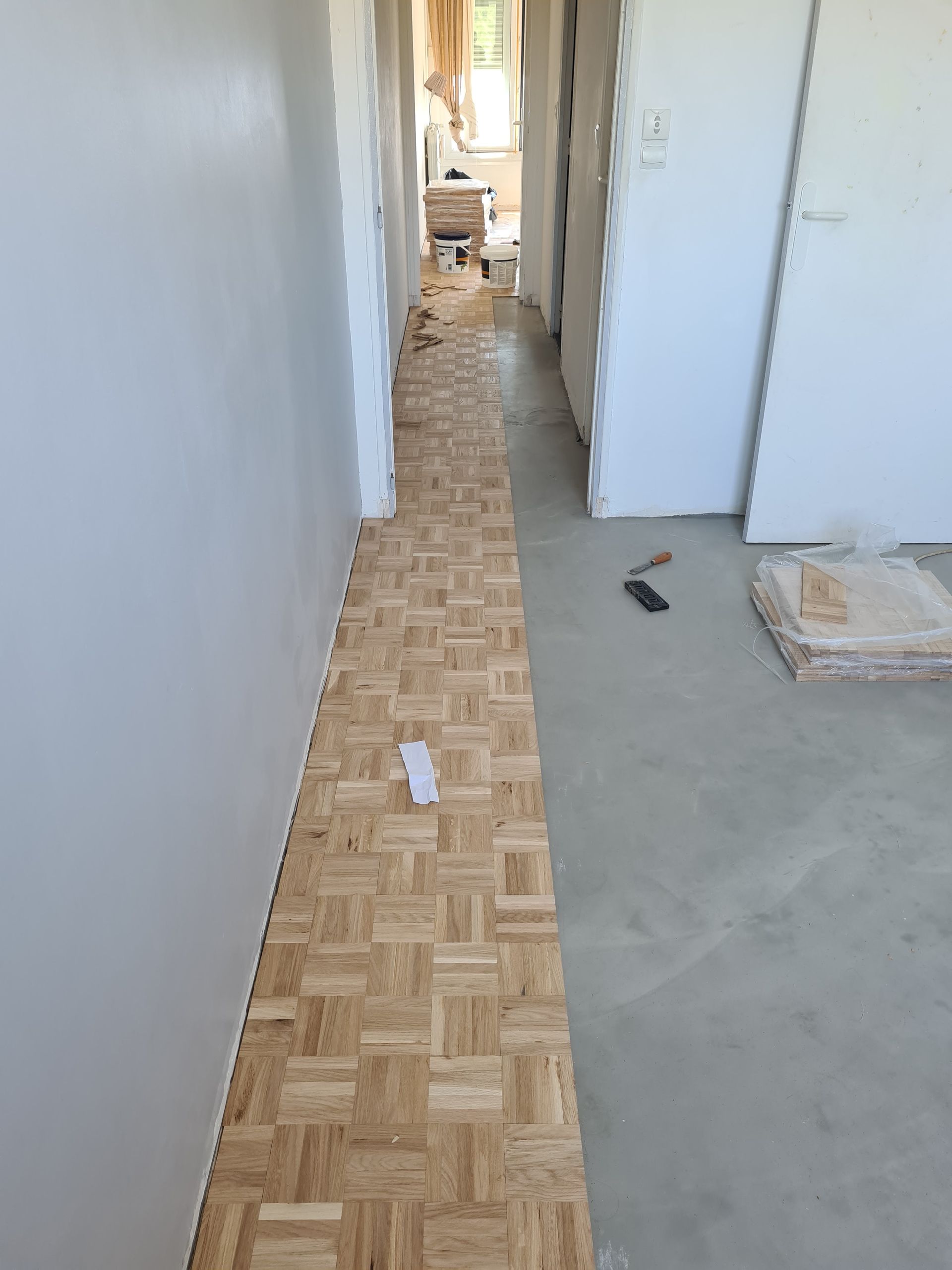 Pose d'une bande de plancher en mosaïque