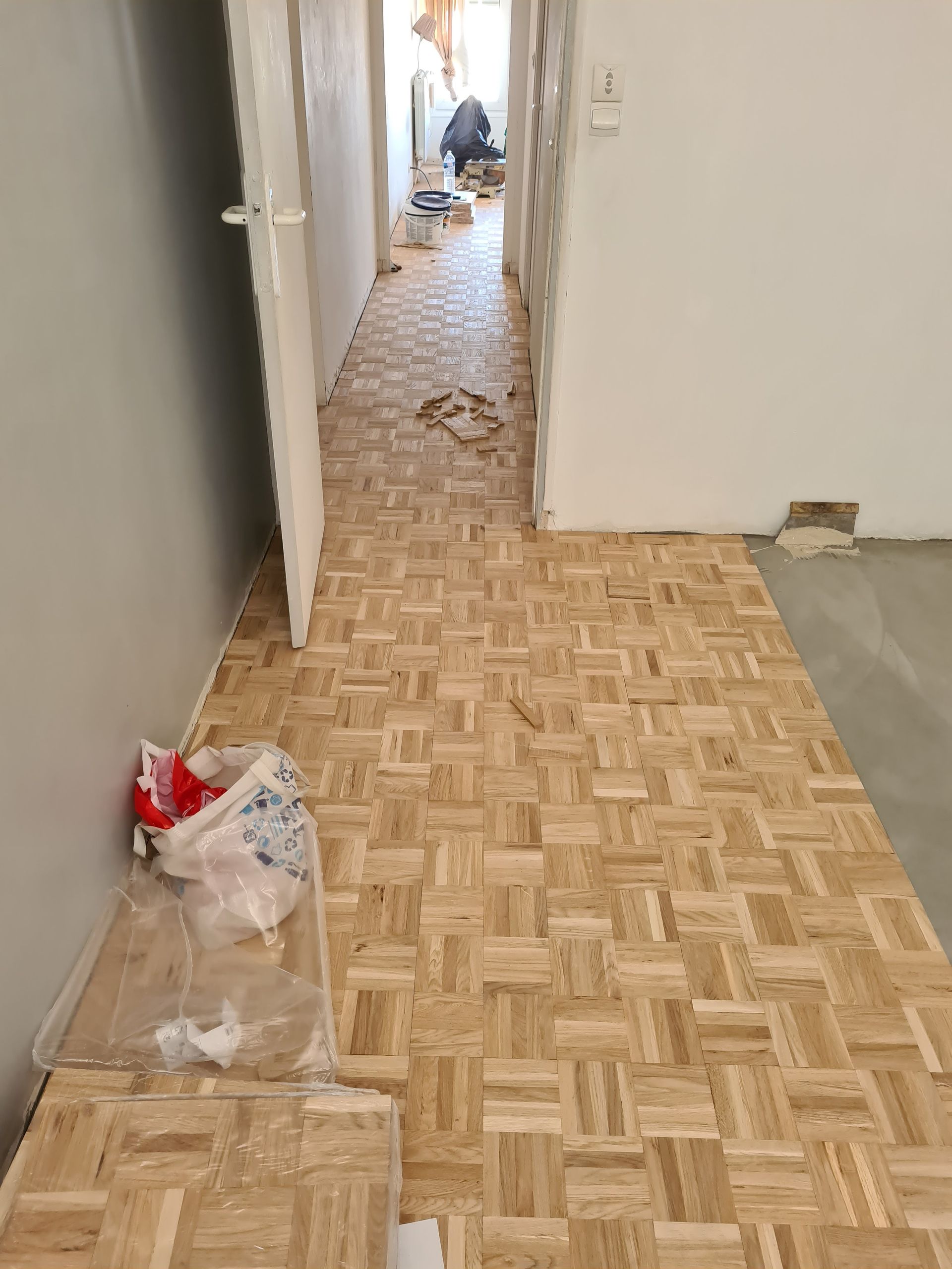 Pose de trois bandes de plancher en mosaïque