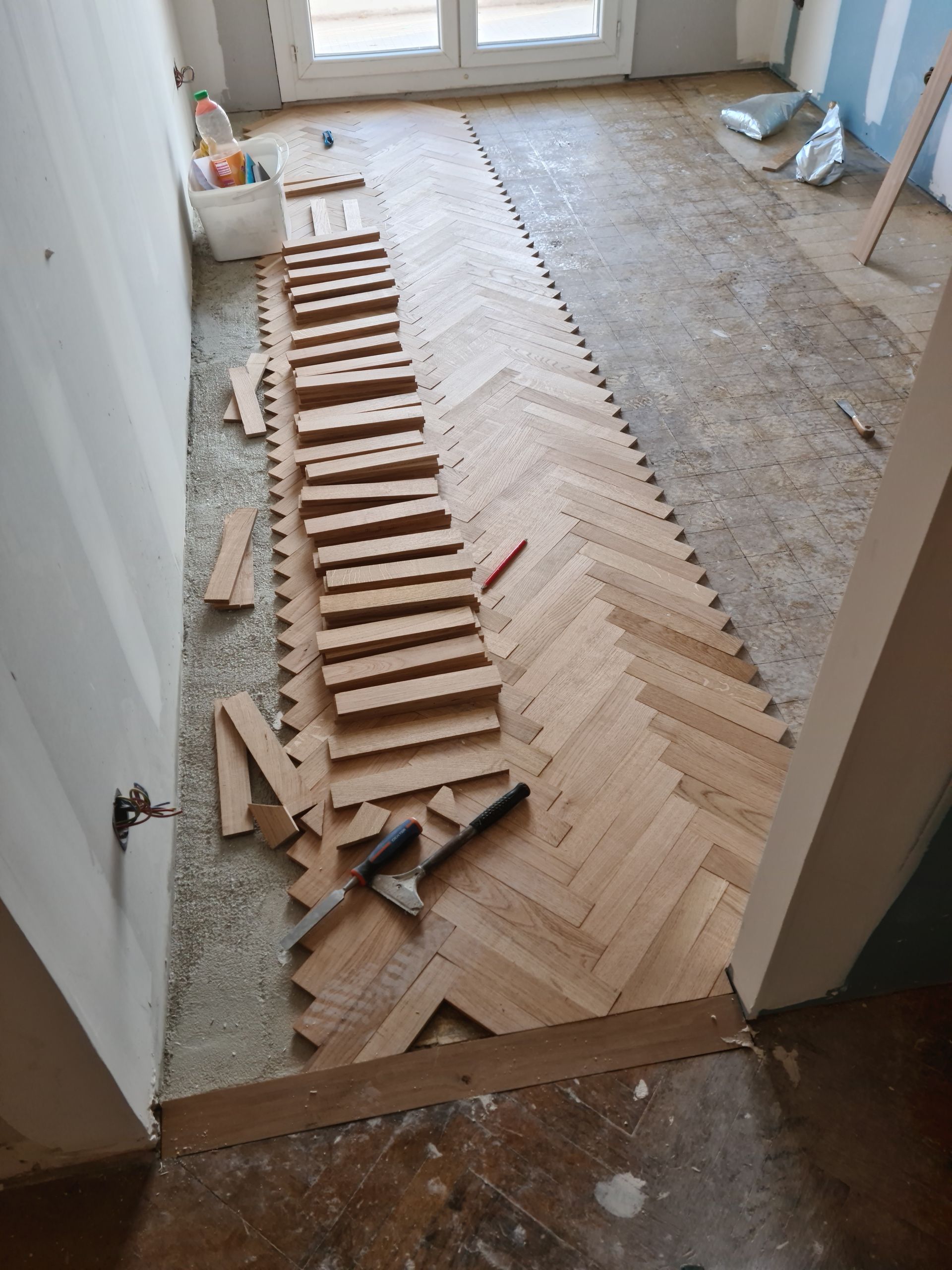 Pose de parquet à bâtons rompus avec le stock de lames