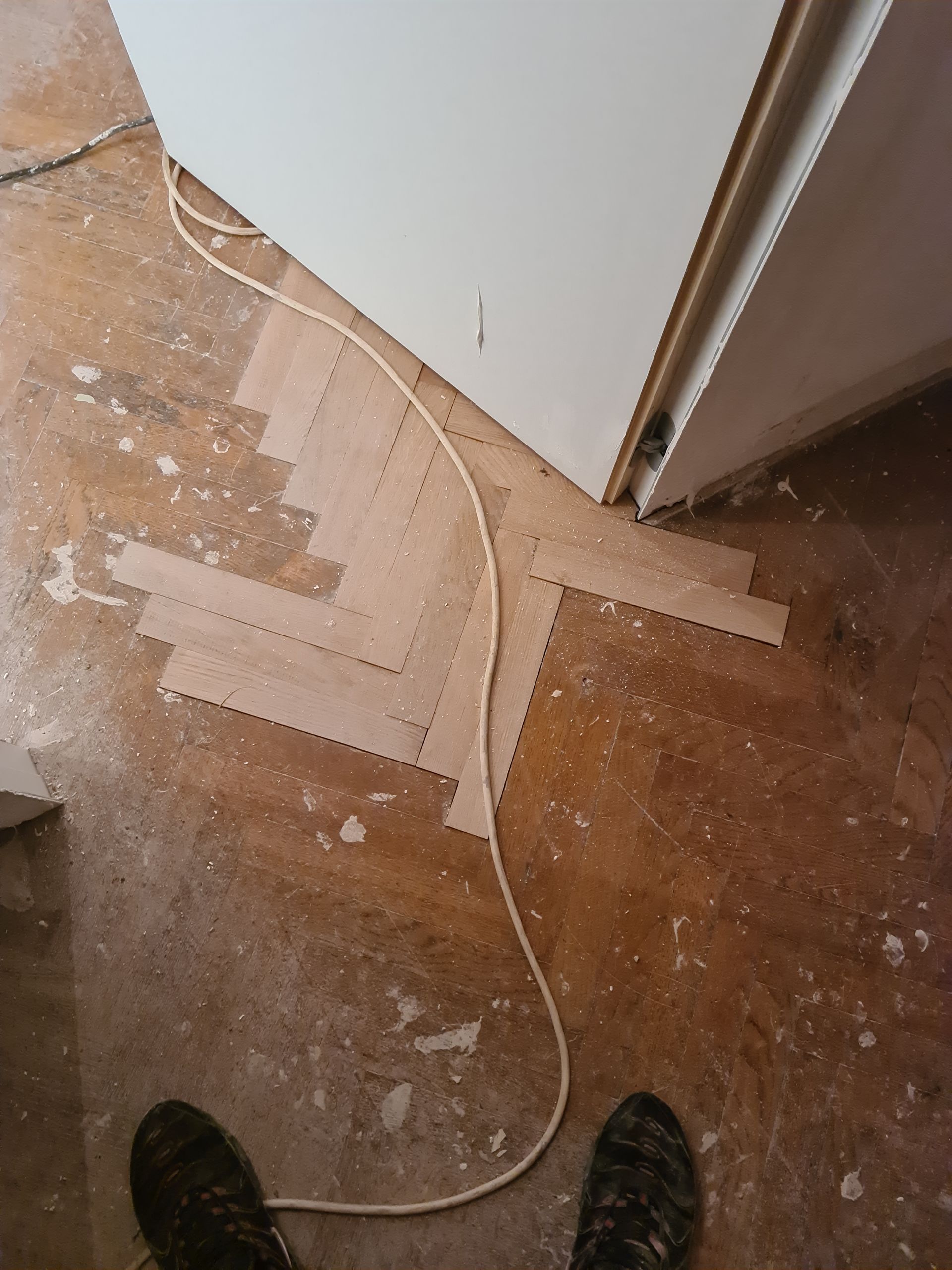 Réparations sur du parquet en chevron