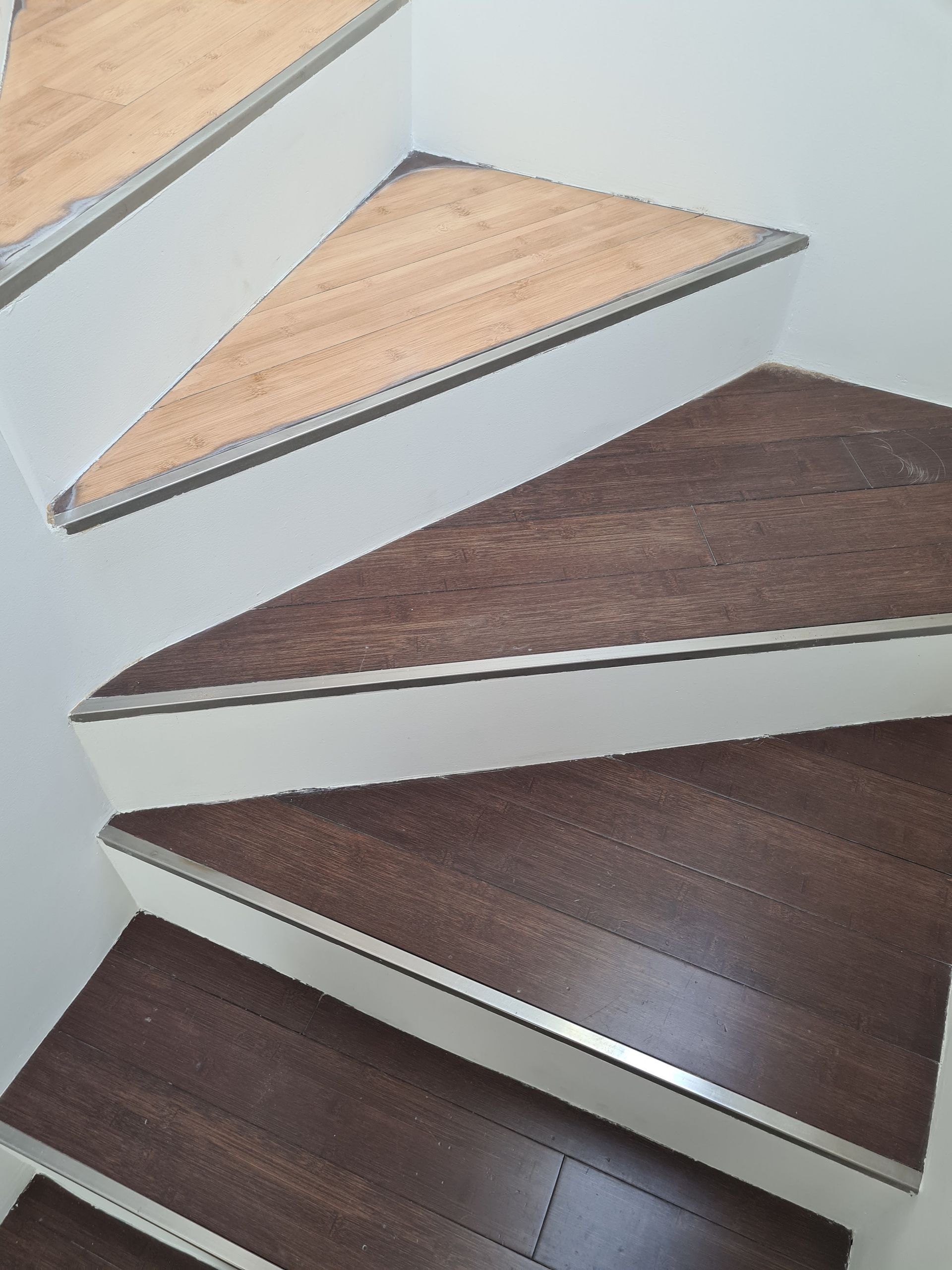 Escaliers à moitié poncés