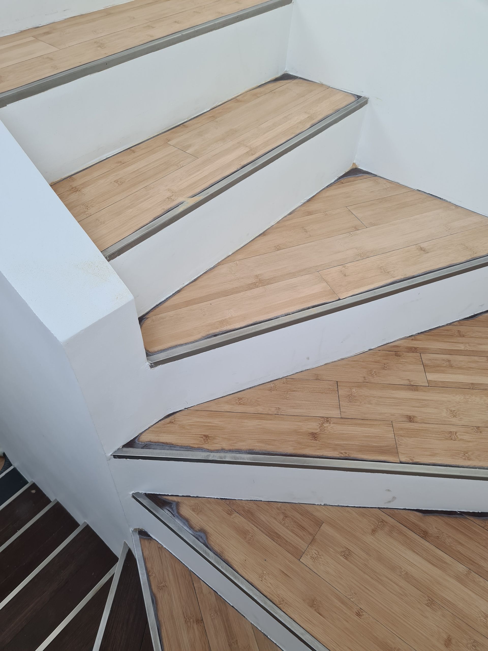 Escaliers en colimaçon à moitié poncés