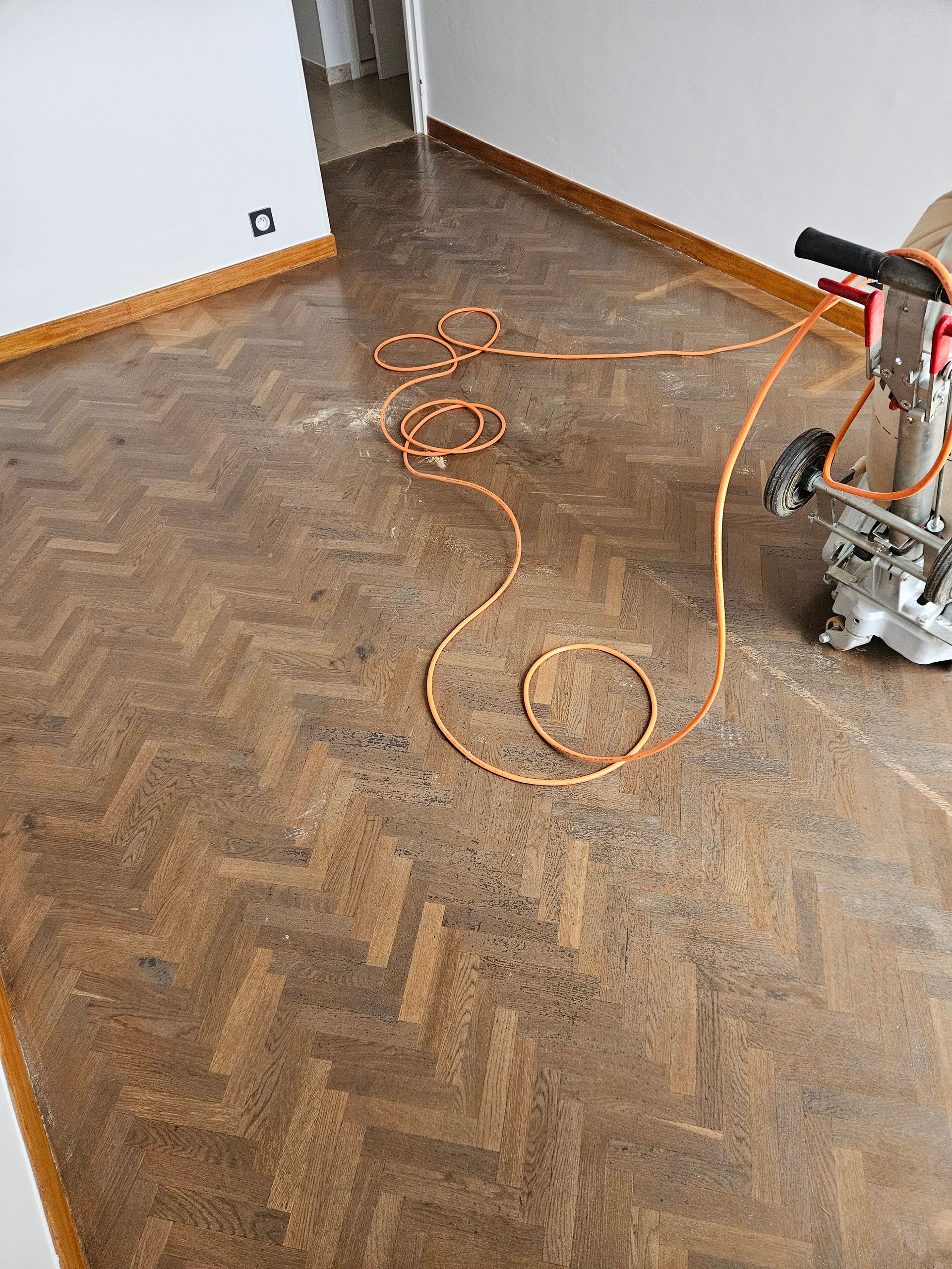 Machine de ponçage pour poncer le parquet