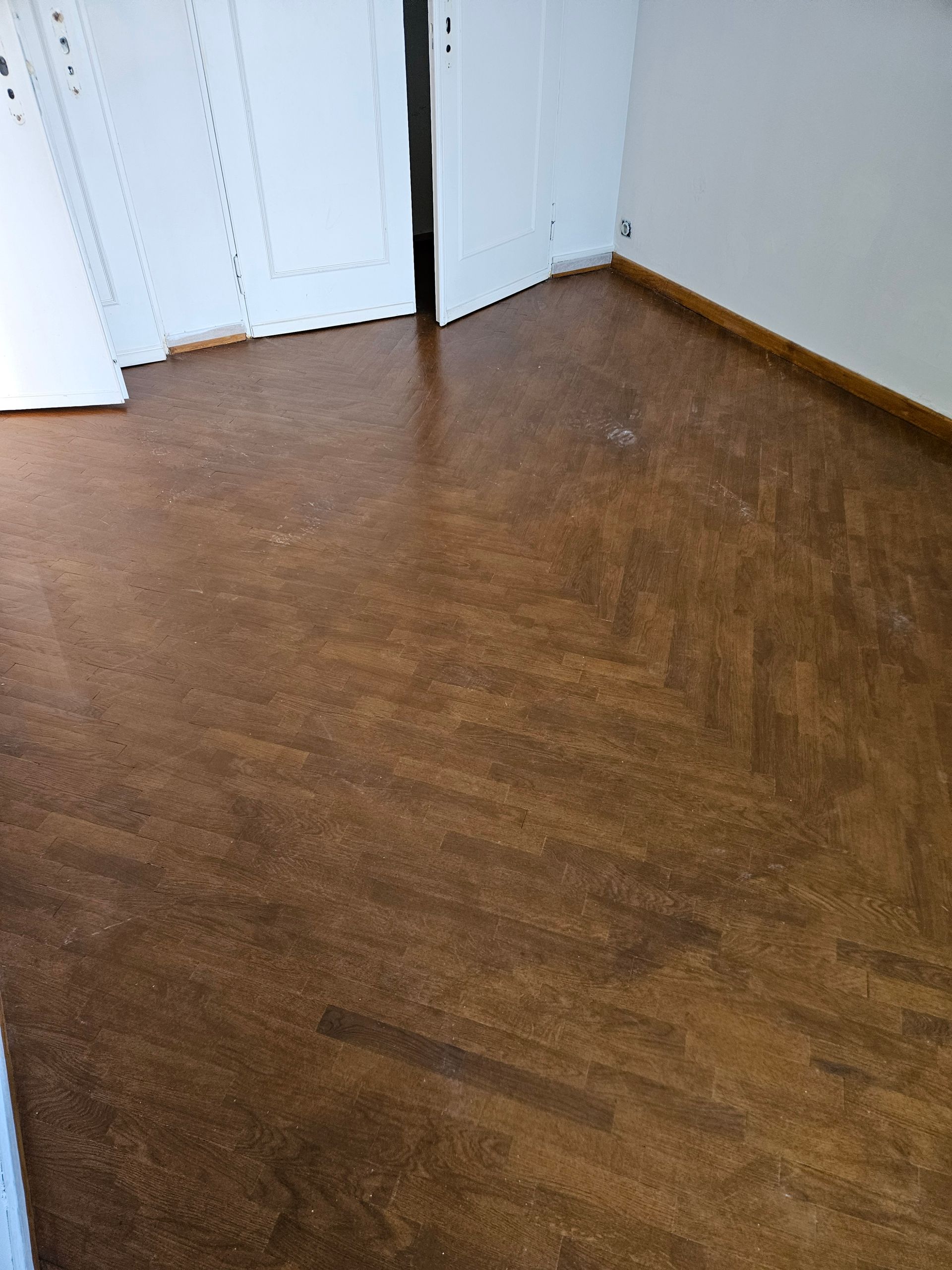 Plancher à chevrons foncé avant rénovation