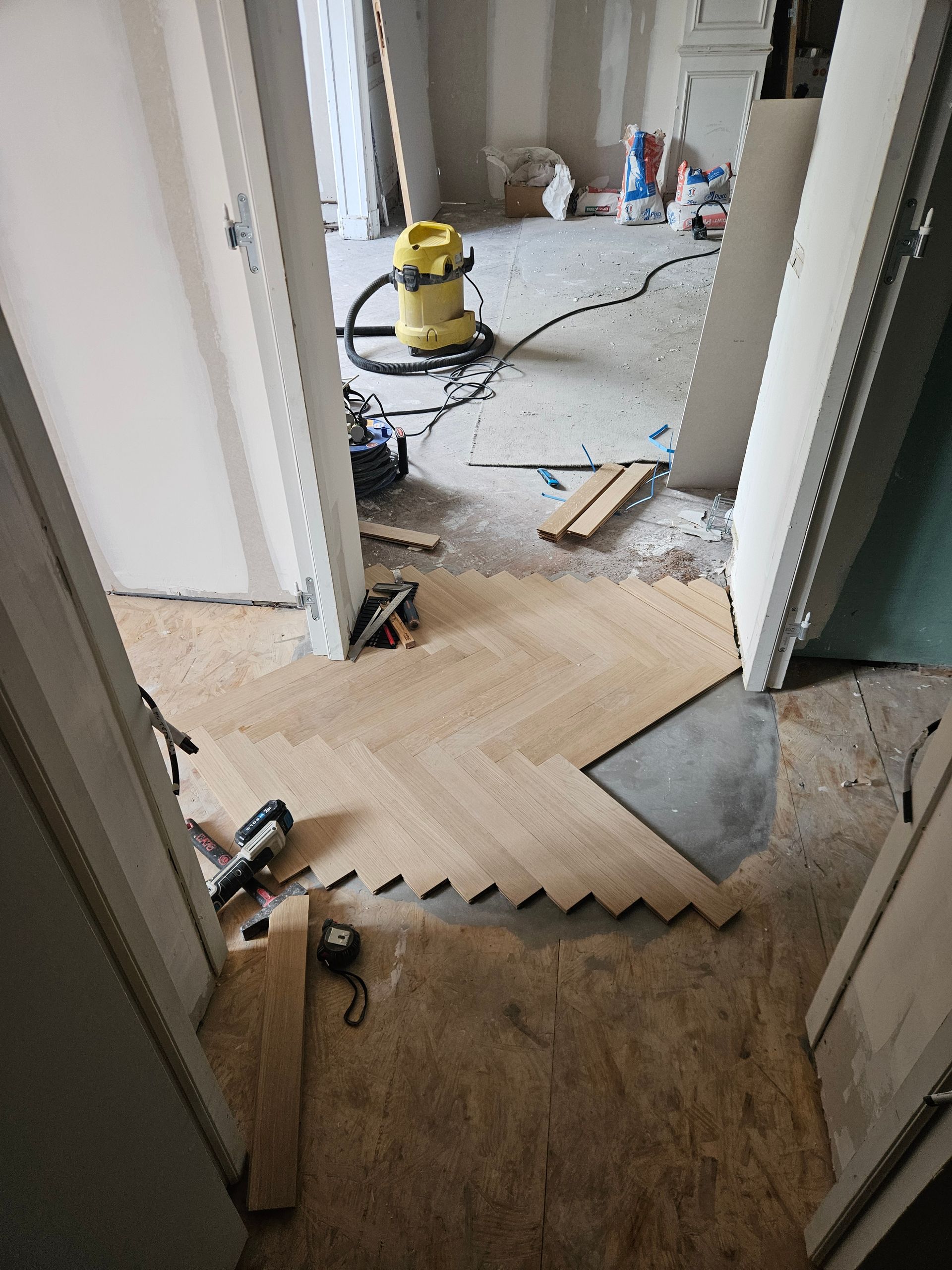 Pose de parquet en chevron dans un couloir