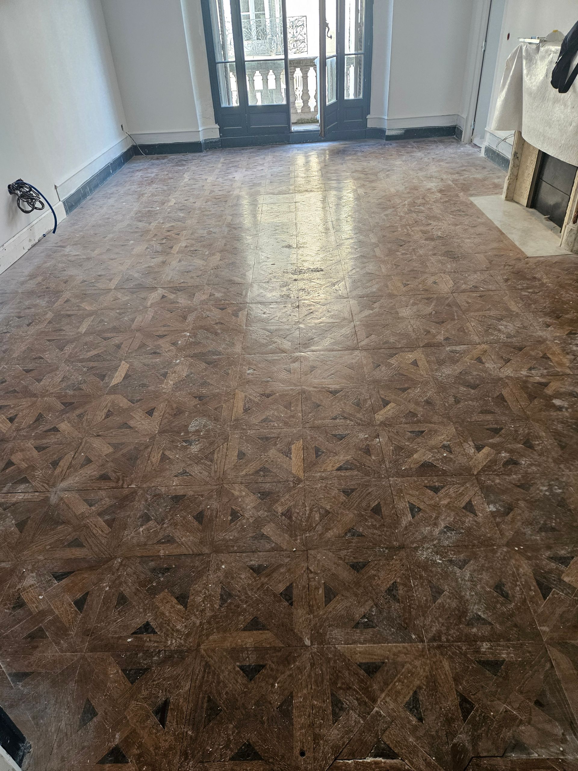 Parquet en marqueterie sale et sombre