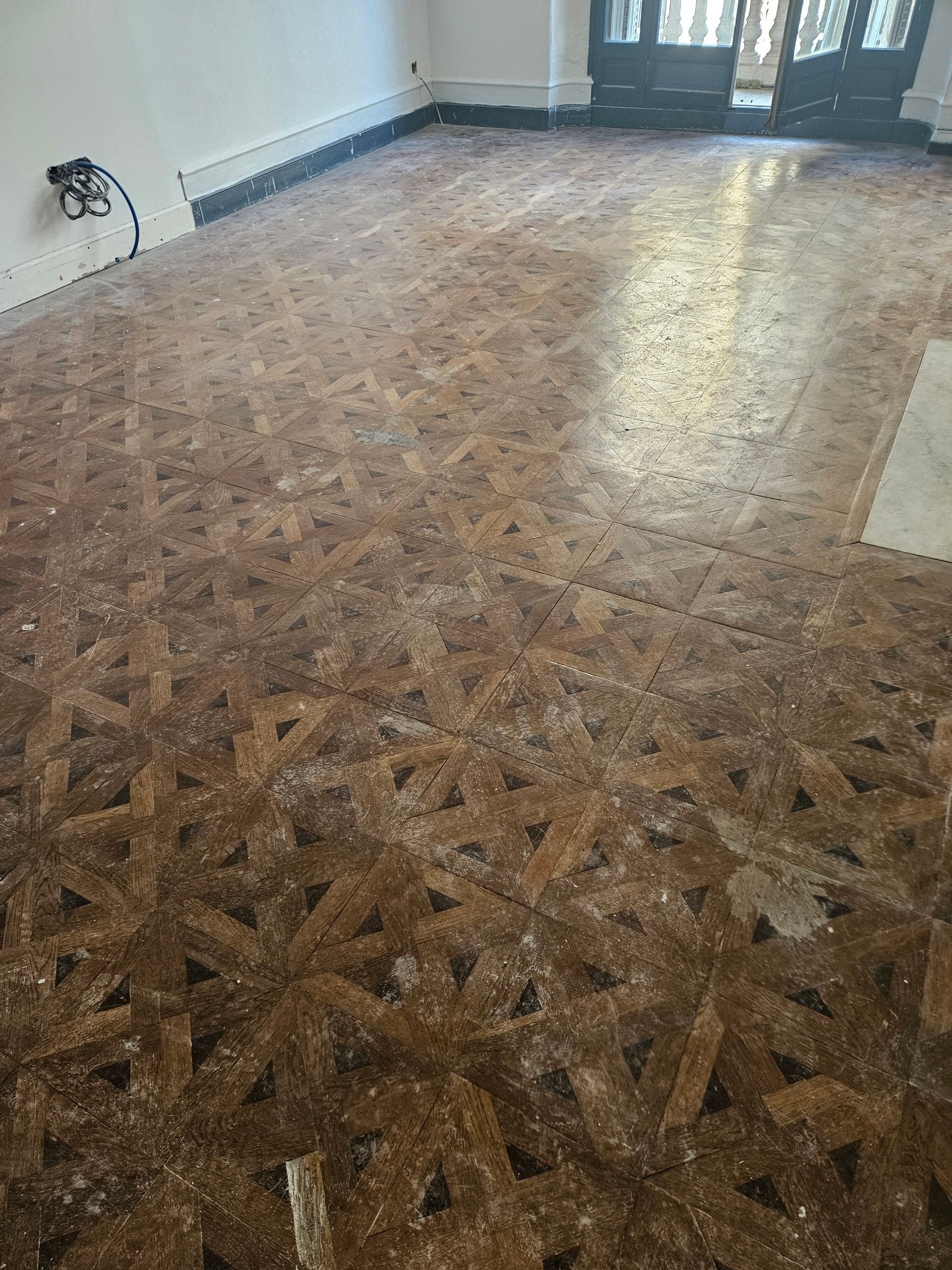 Parquet à panneaux de Versailles avant la rénovation