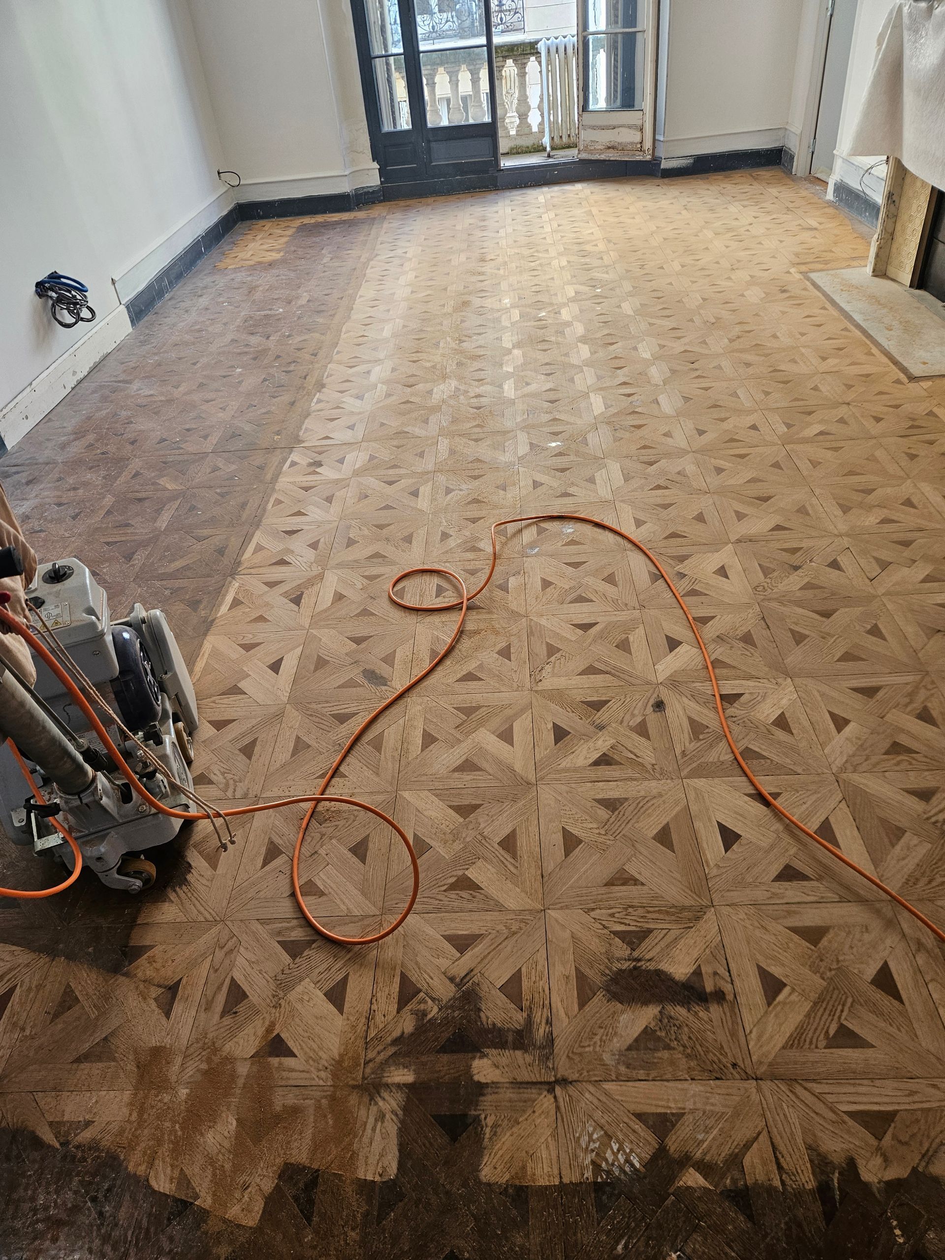 Parquet en marqueterie en train d'être poncé
