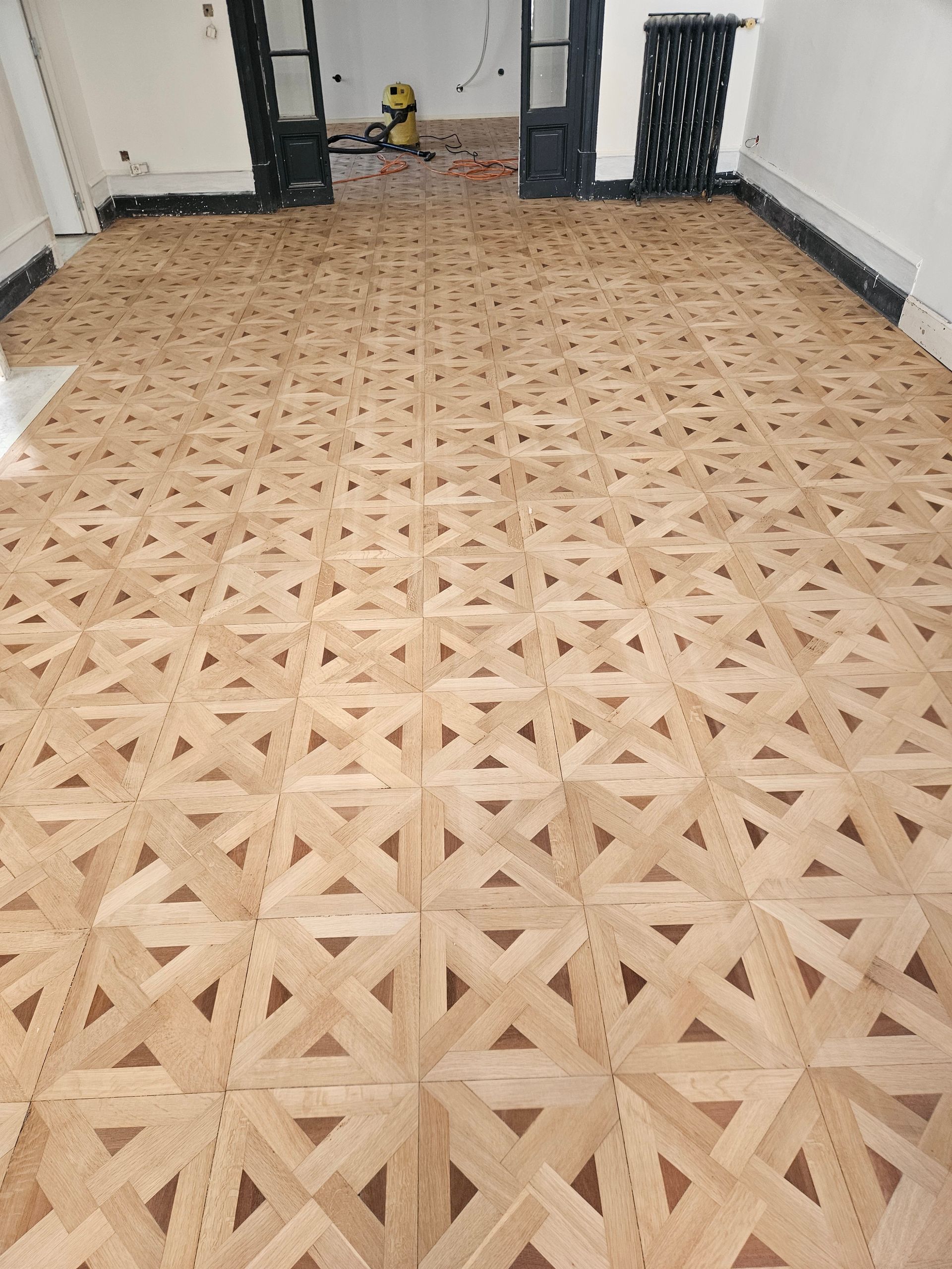 Parquet à panneaux de Versailles blanc après ponçage