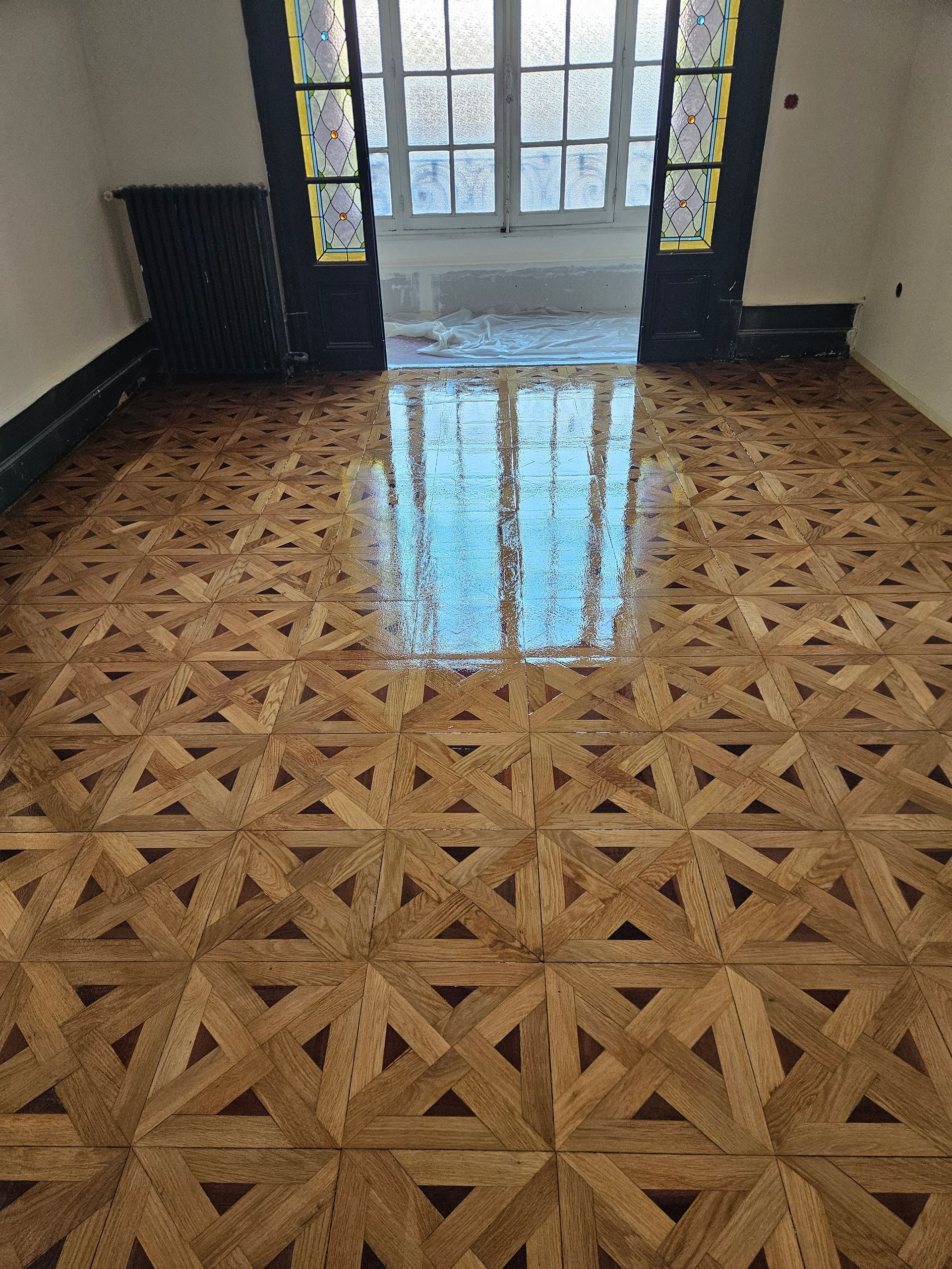 Parquet en marqueterie vitrifié et brillant