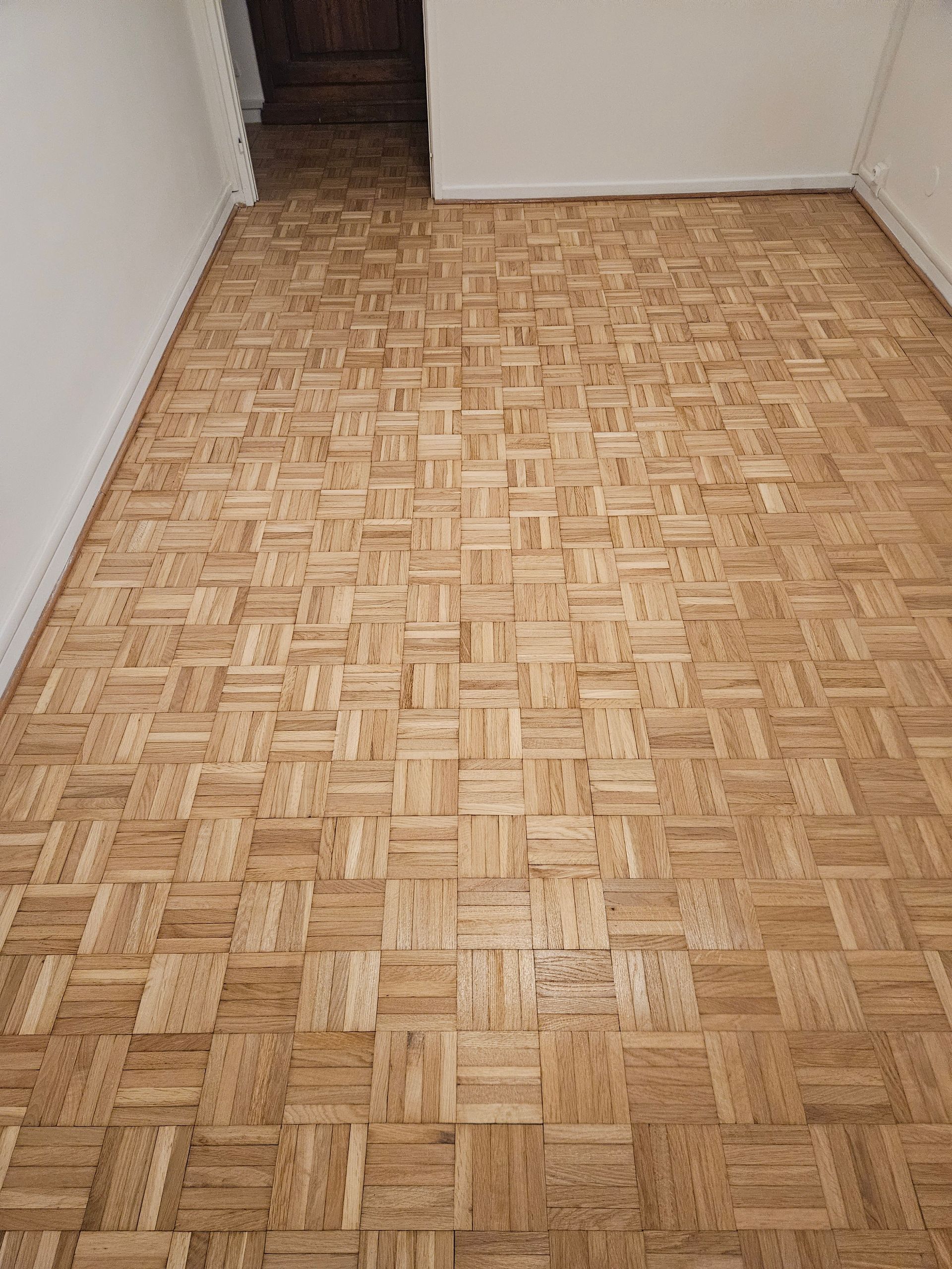 Parquet mosaïque dans une grande pièce