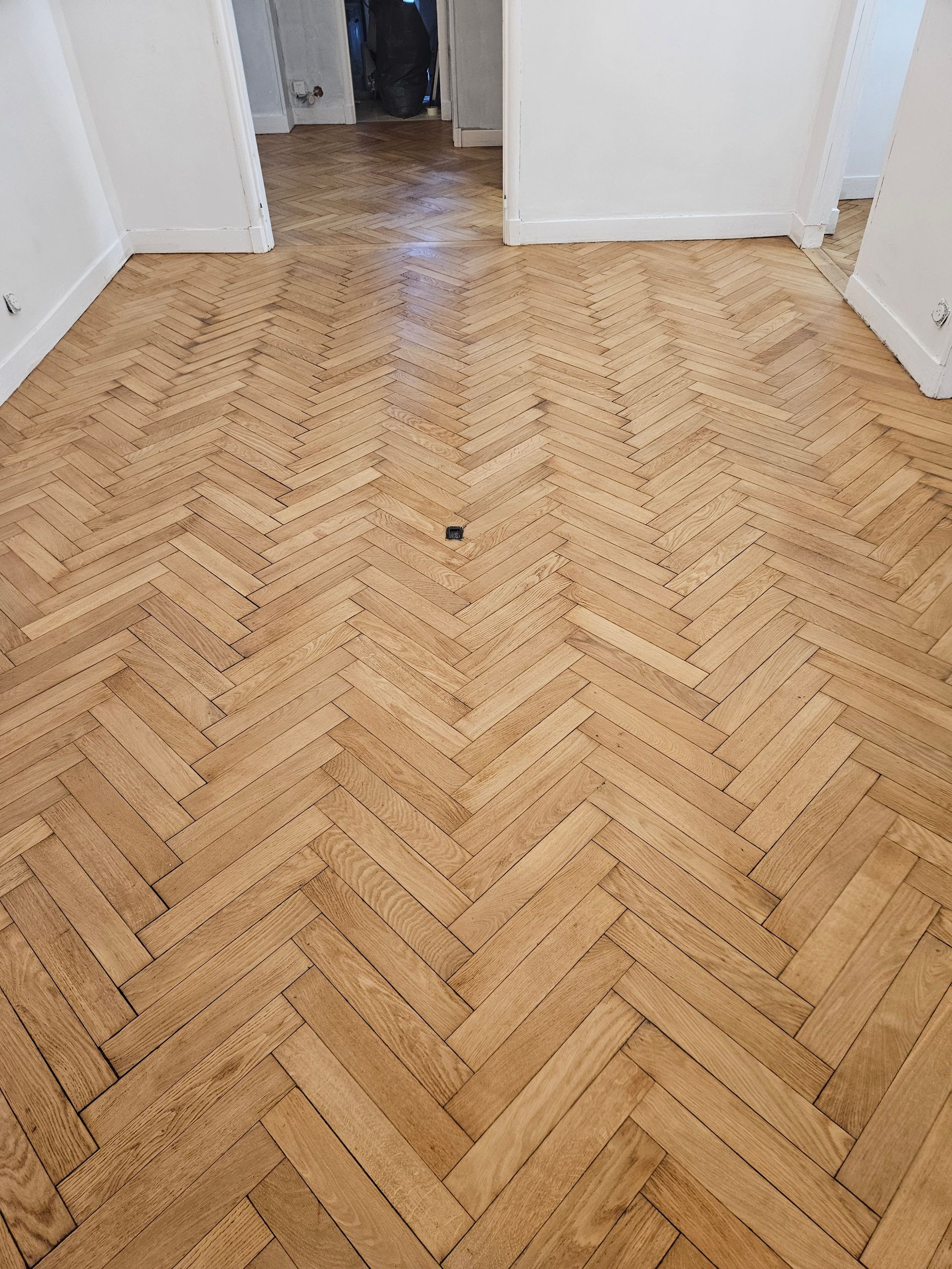 Parquet en chevron dans une grande pièce