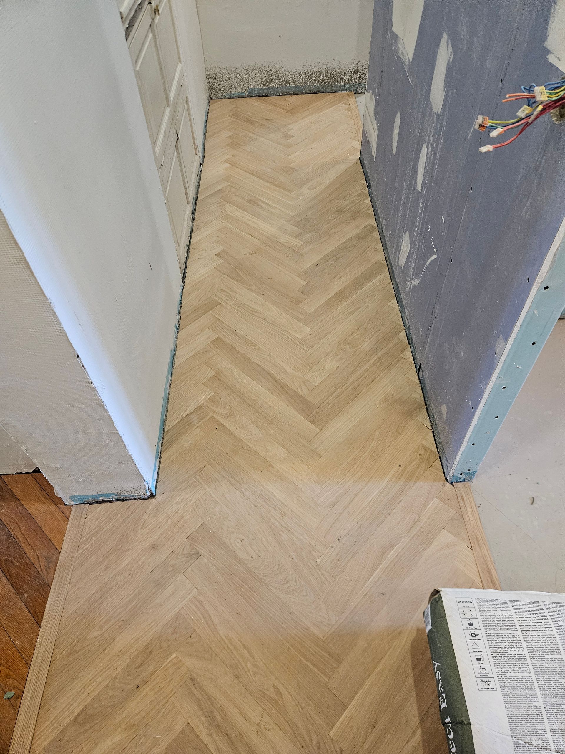 Plancher à bâtons rompus dans un couloir