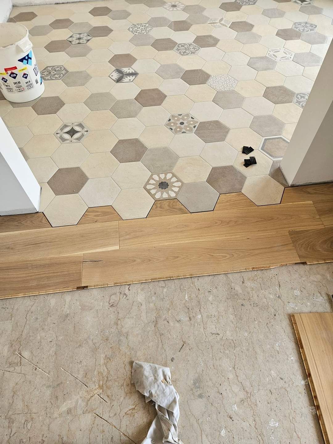 Plancher imbriqué avec du carrelage