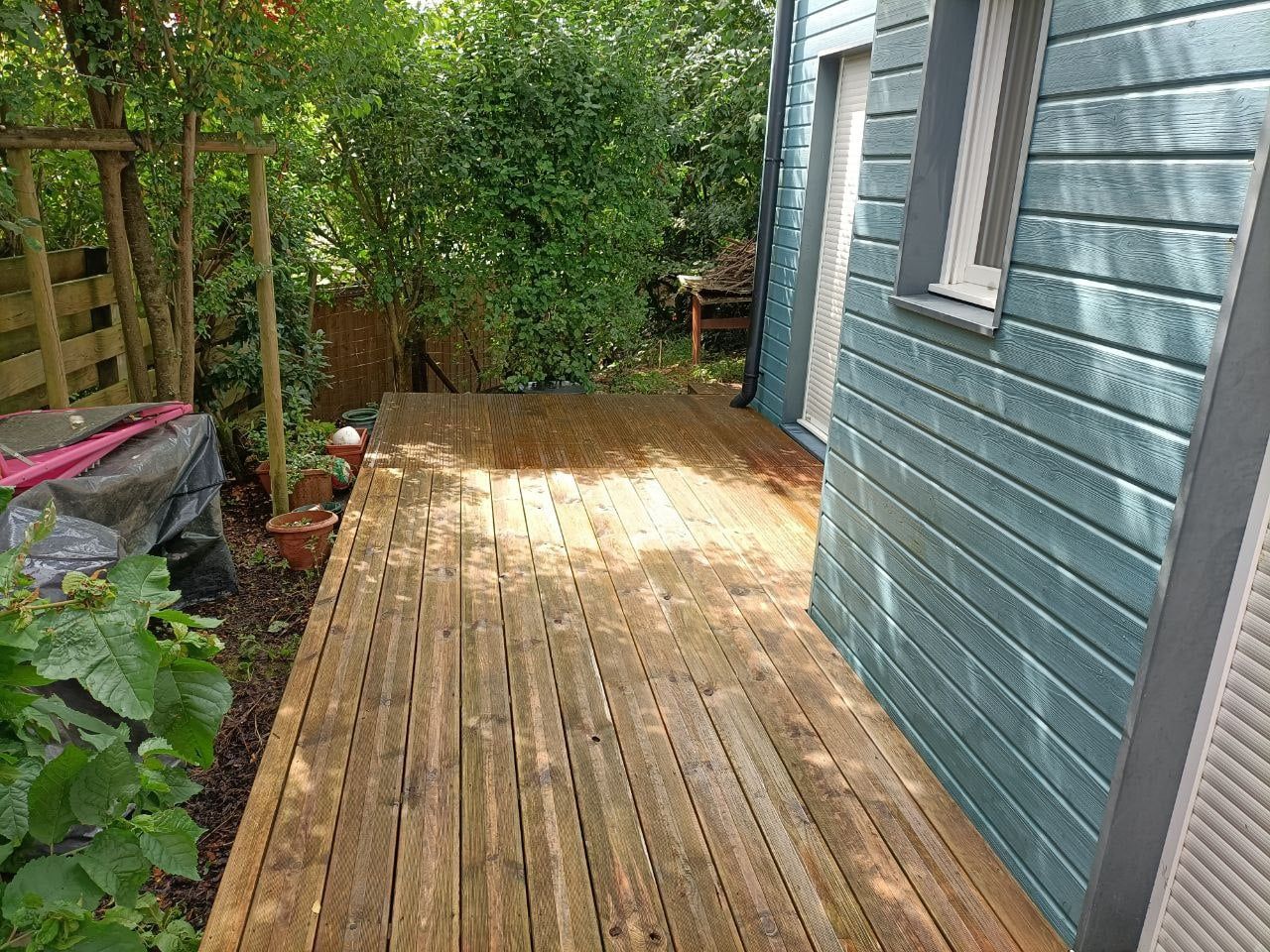 Nettoyage d'une terrasse en bois après