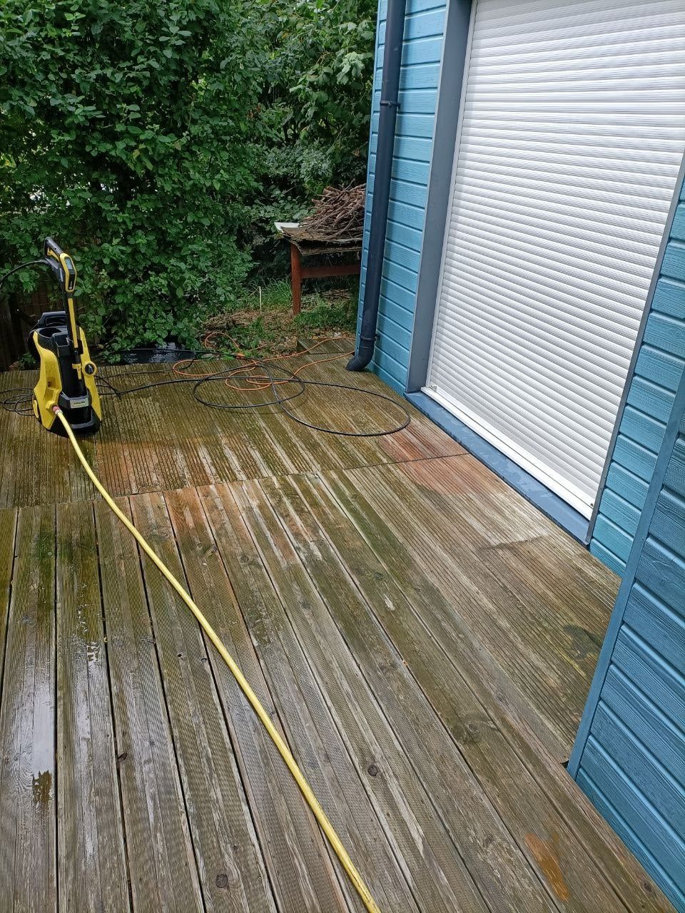 Nettoyage d'une terrasse en bois avant