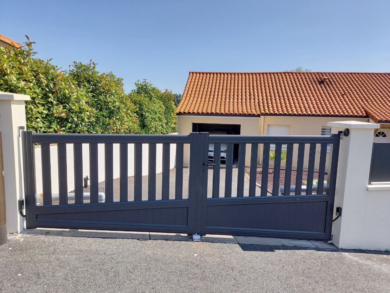 Pose d'un portail anthracite automatisé après