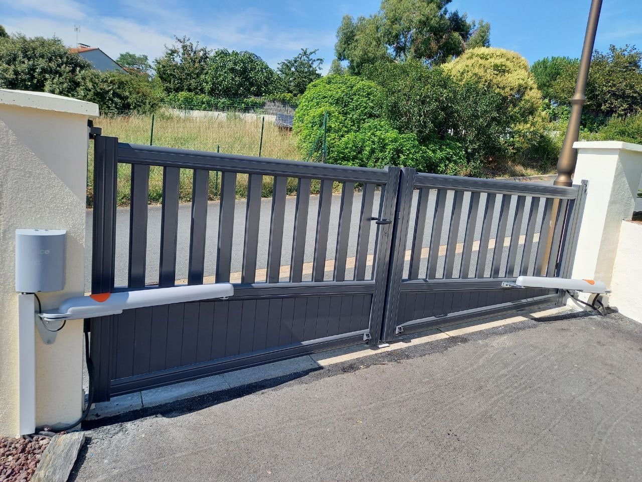 Pose d'un portail automatisé fermé