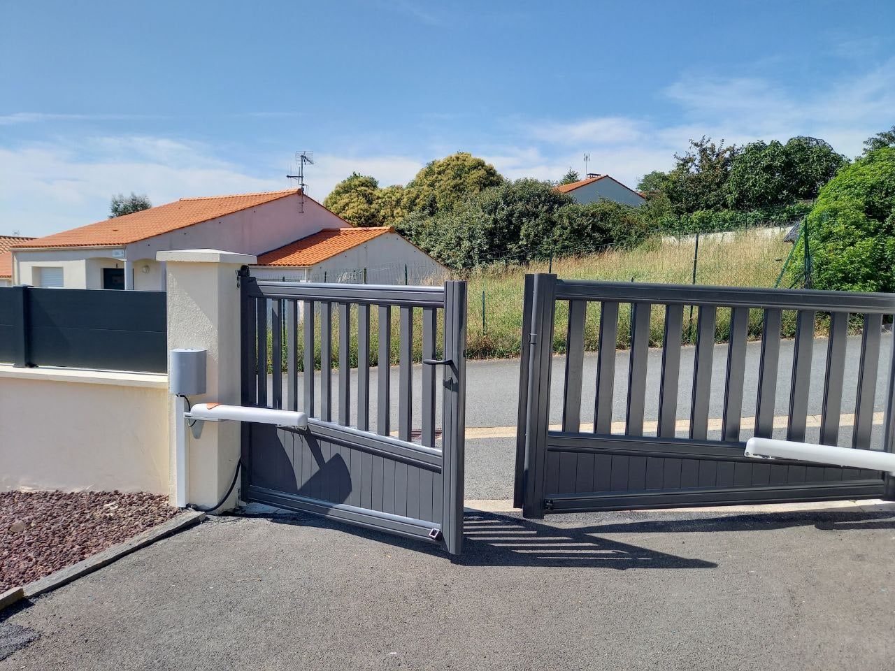 Pose d'un portail automatisé ouvert