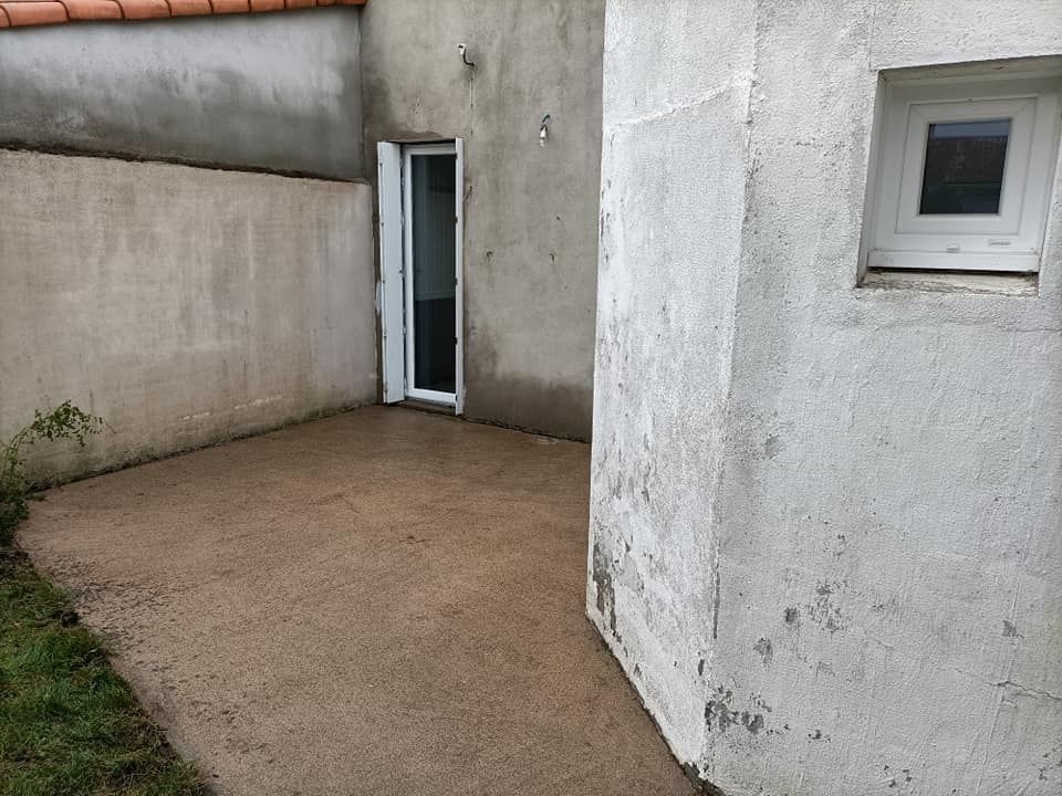 Nettoyage d'une terrasse béton après