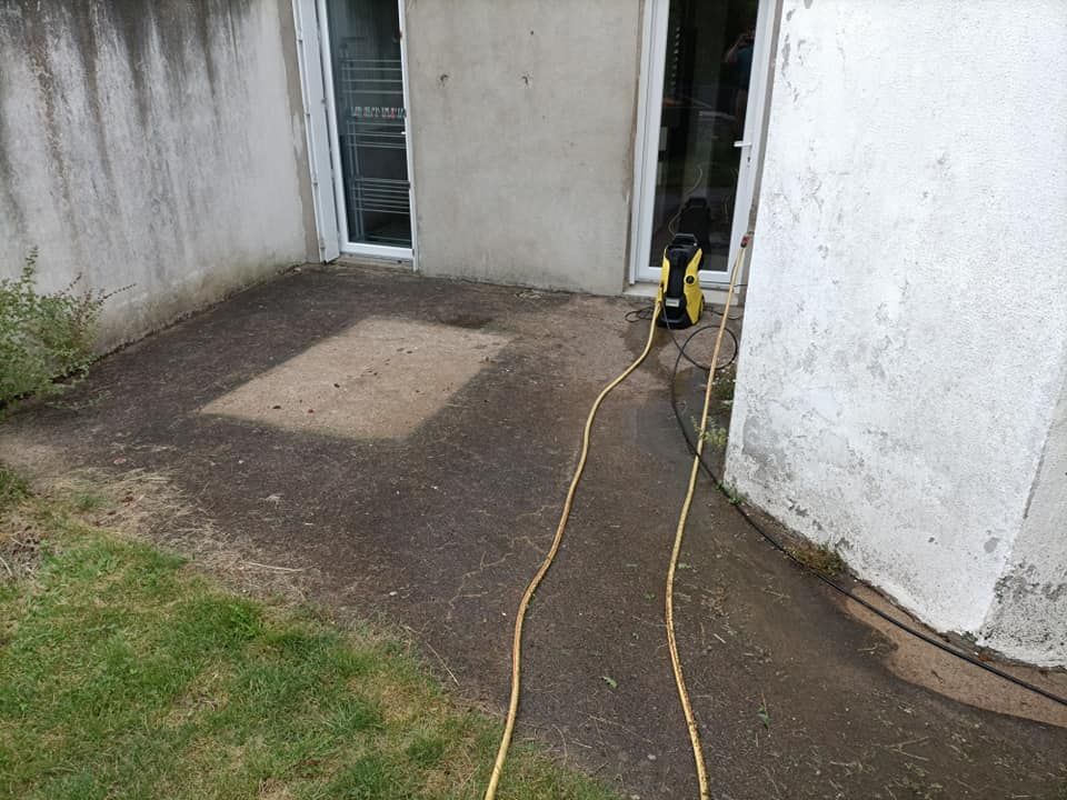 Nettoyage d'une terrasse en béton avant