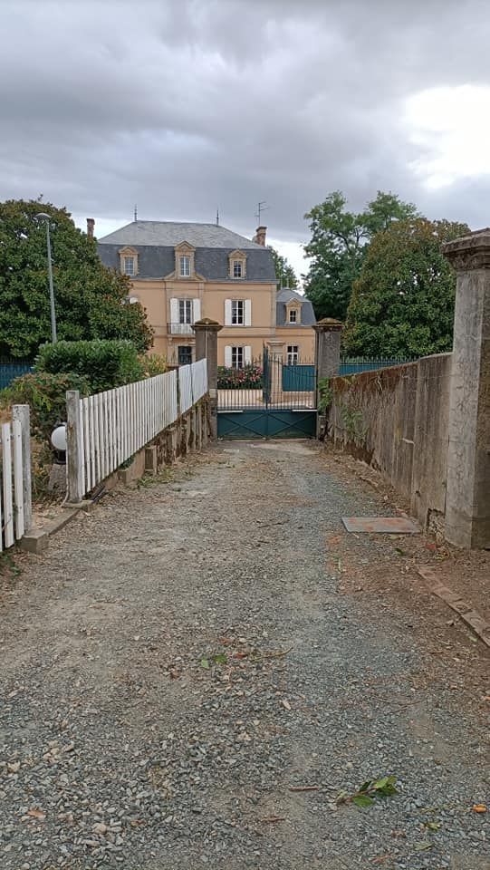 Nettoyage d'une allée de jardin après