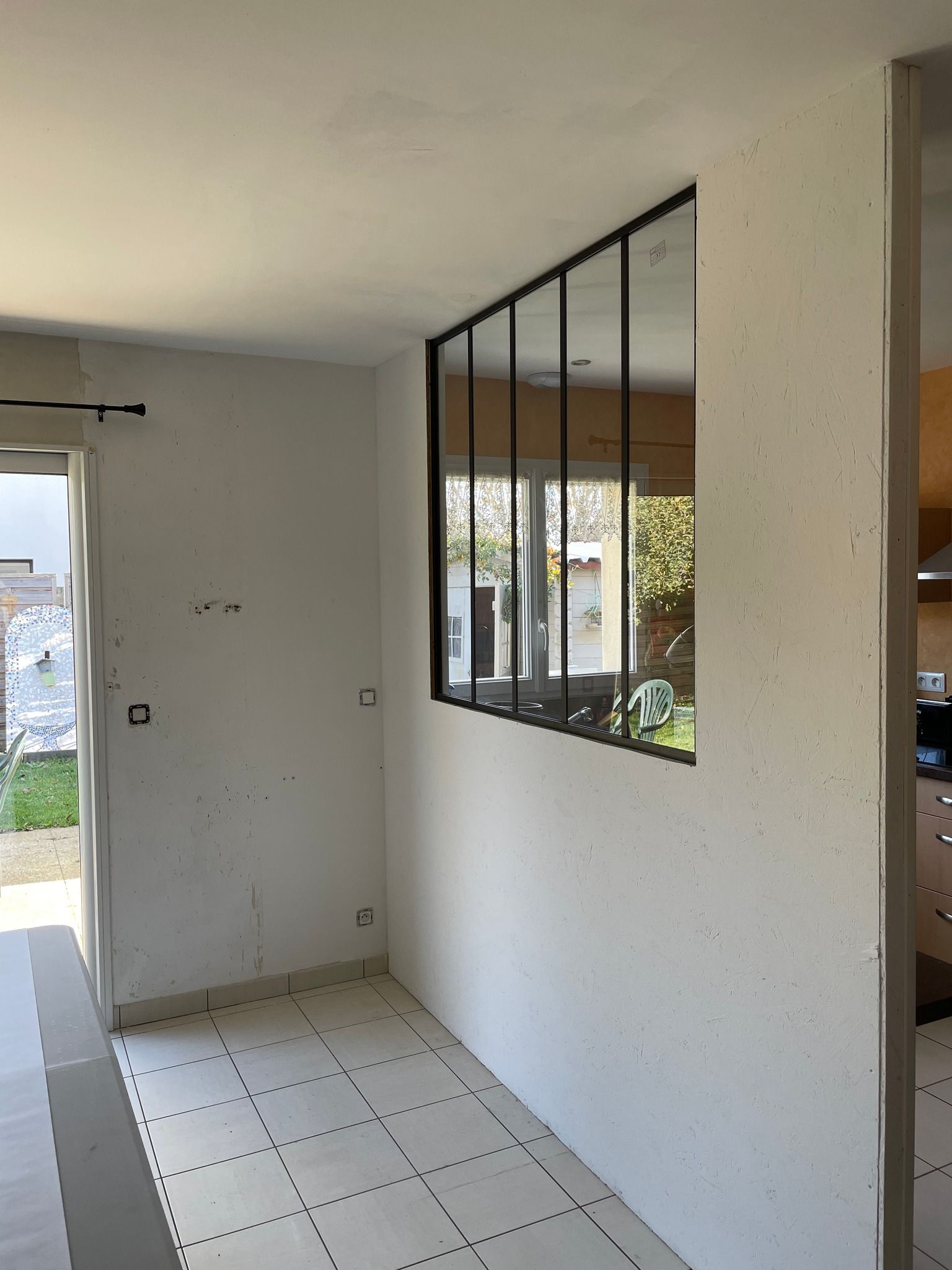 Pose de papier peint avant