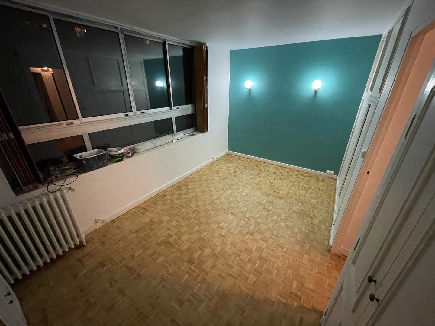 Peinture d'un mur en bleu