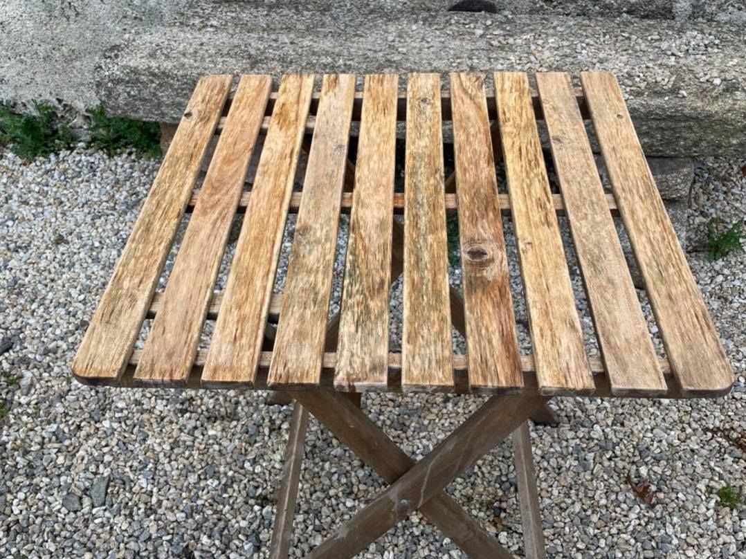 Restauration d'une table en bois après