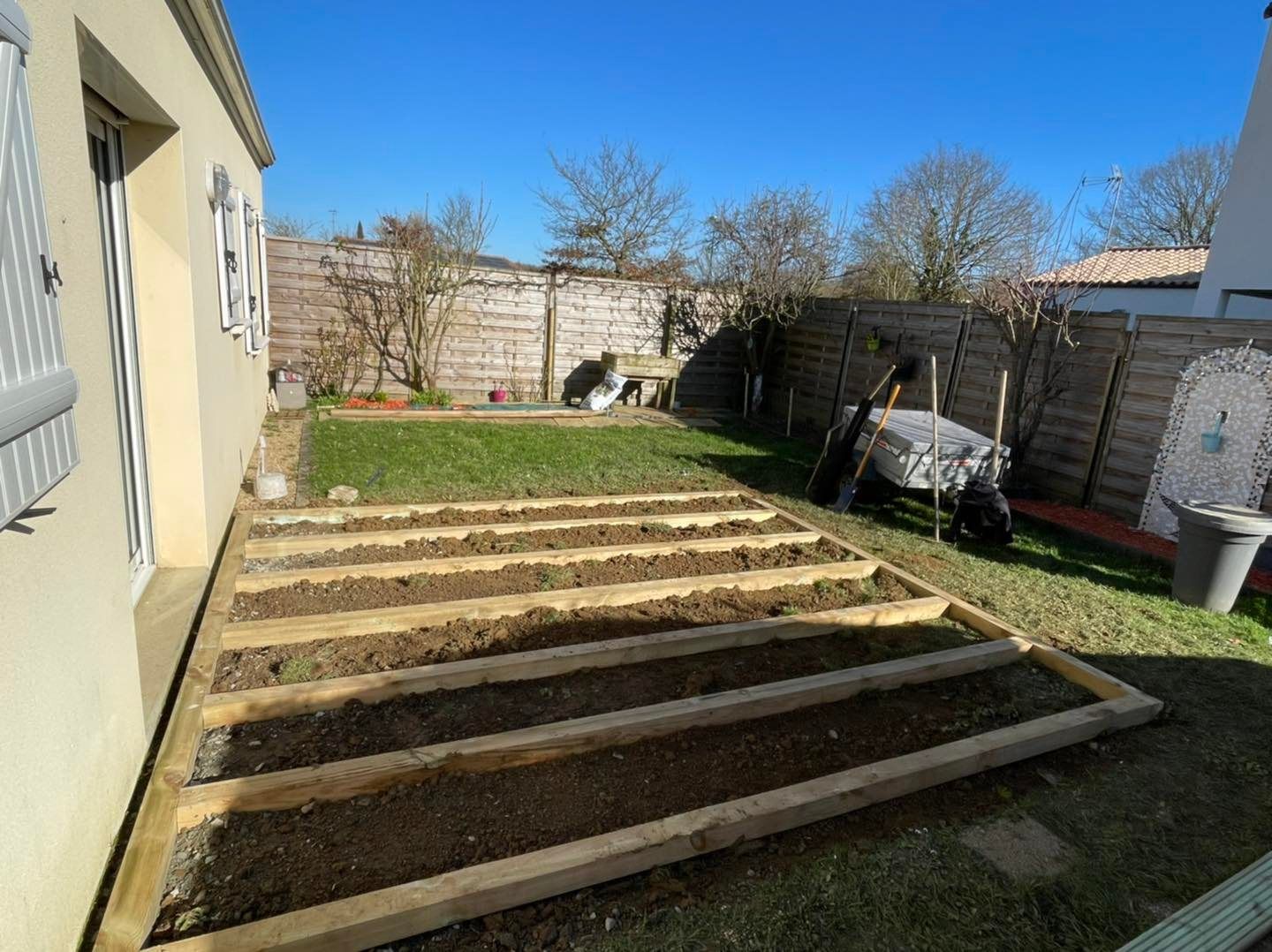 Création d'une terrasse en bois pendant