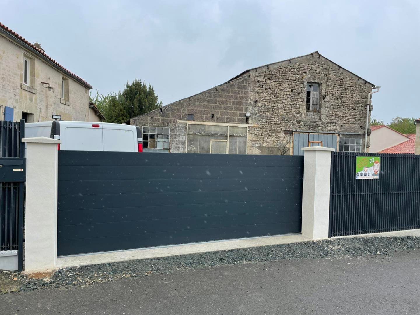 Pose d'un portail anthracite automatisé après