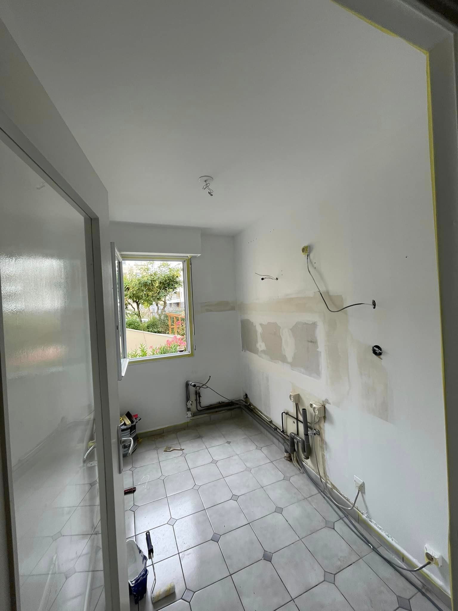 Rénovation d'un mur de cuisine pendant