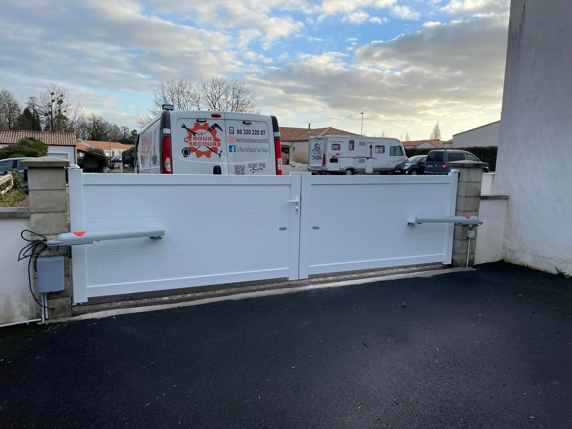 Pose d'un portail blanc après